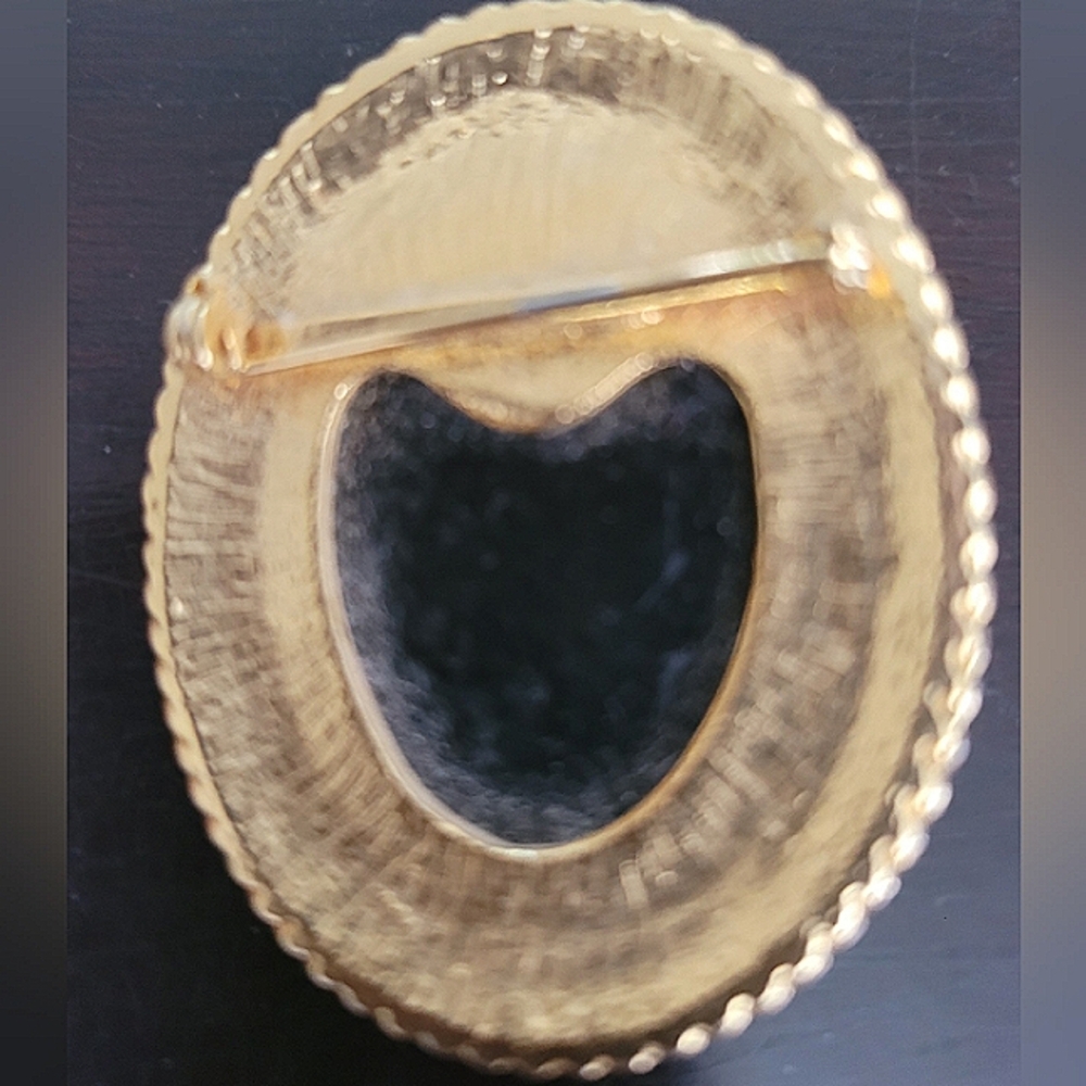 Vtg Engraved Cameo Brooch Pin Man and Woman Lovers - Picture 3 of 4